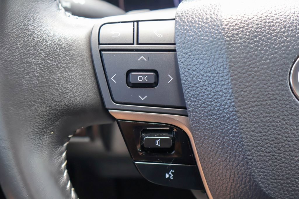 Used 2025 Toyota Camry SE FWD image 13