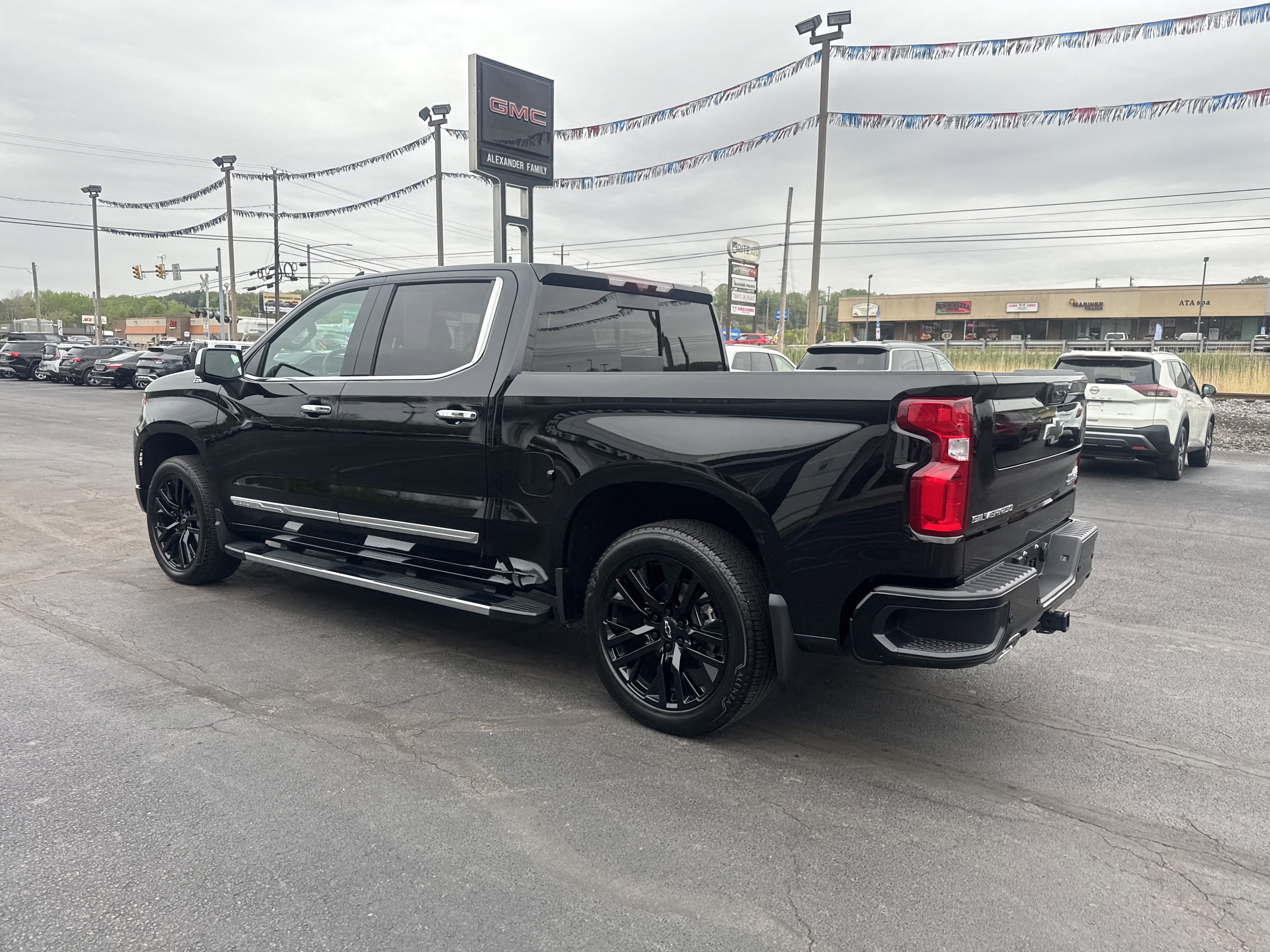 Used 2025 Chevrolet Silverado 1500 High Country w/ Technology Package AWD/4WD image 6