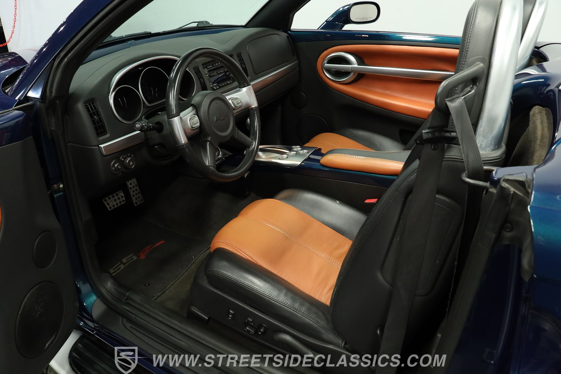 Used 2005 Chevrolet SSR w/ Preferred Equipment Group RWD image 4