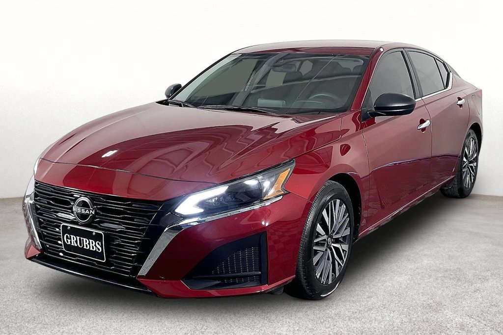 Used 2025 Nissan Altima 2.5 SV FWD image 13