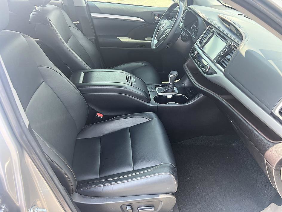 Used 2018 Toyota Highlander XLE FWD image 17