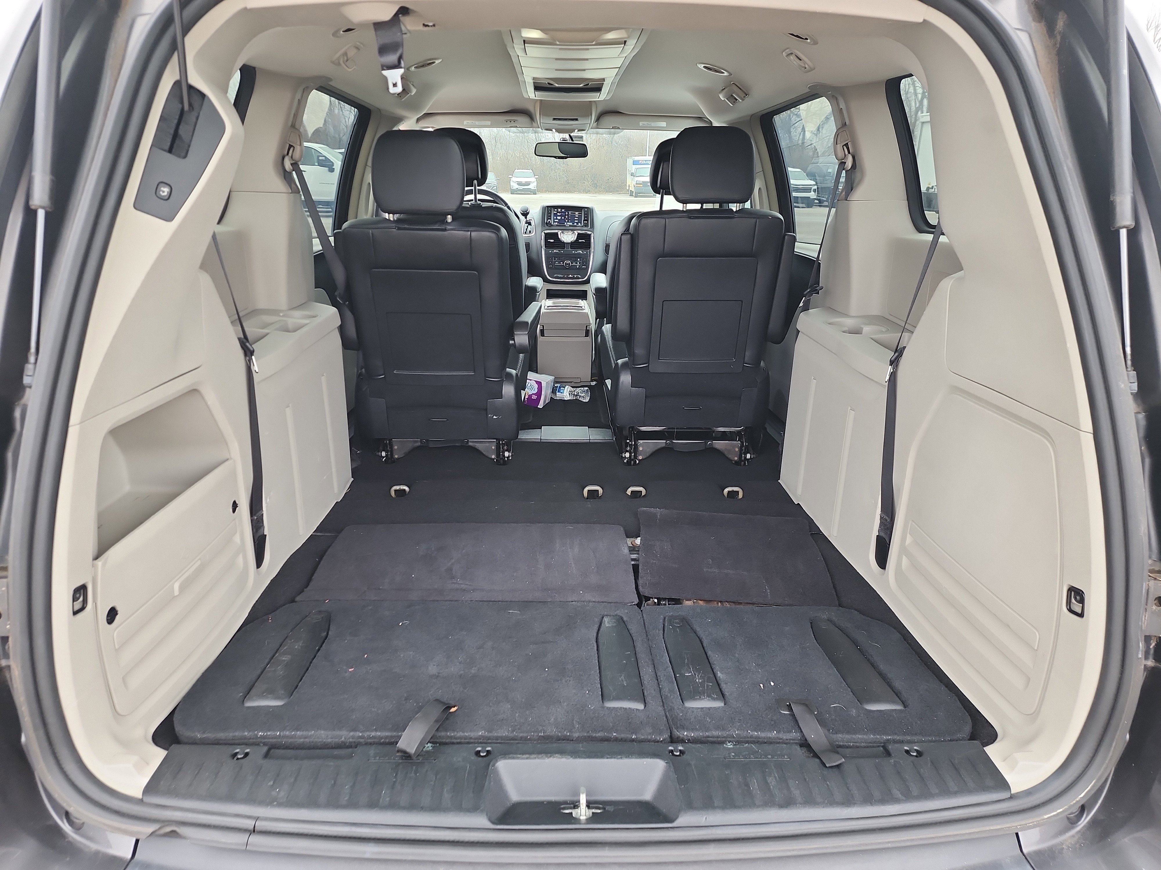 Used 2016 Chrysler Town & Country Touring image 12