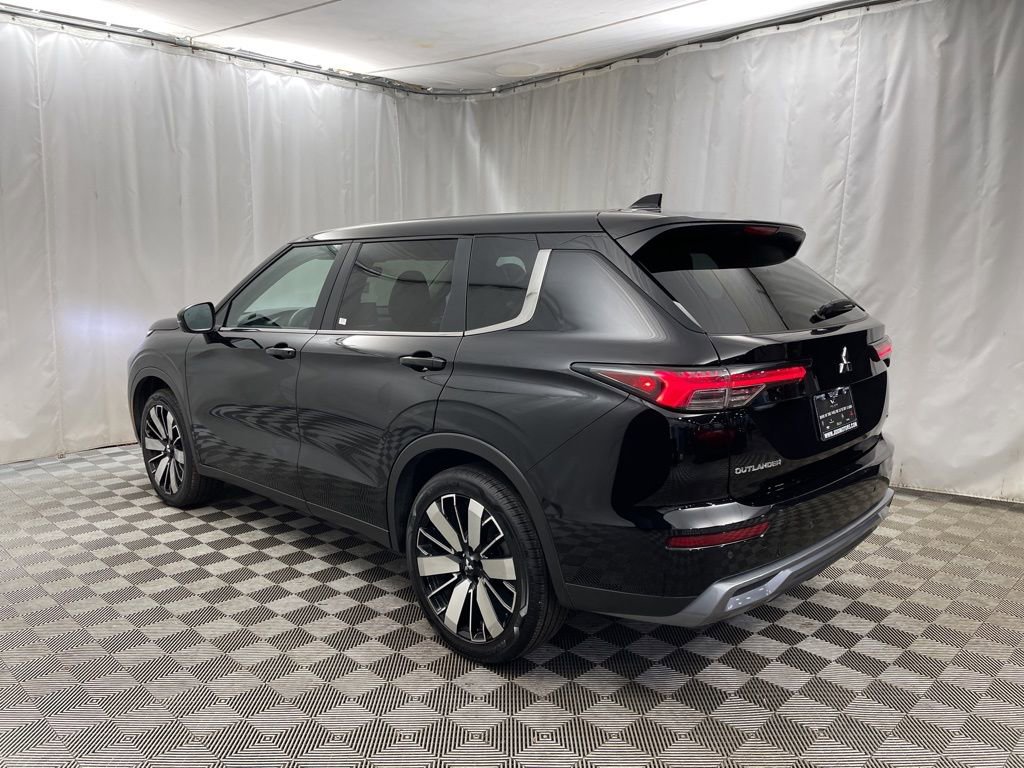 Used 2025 Mitsubishi Outlander SE image 4