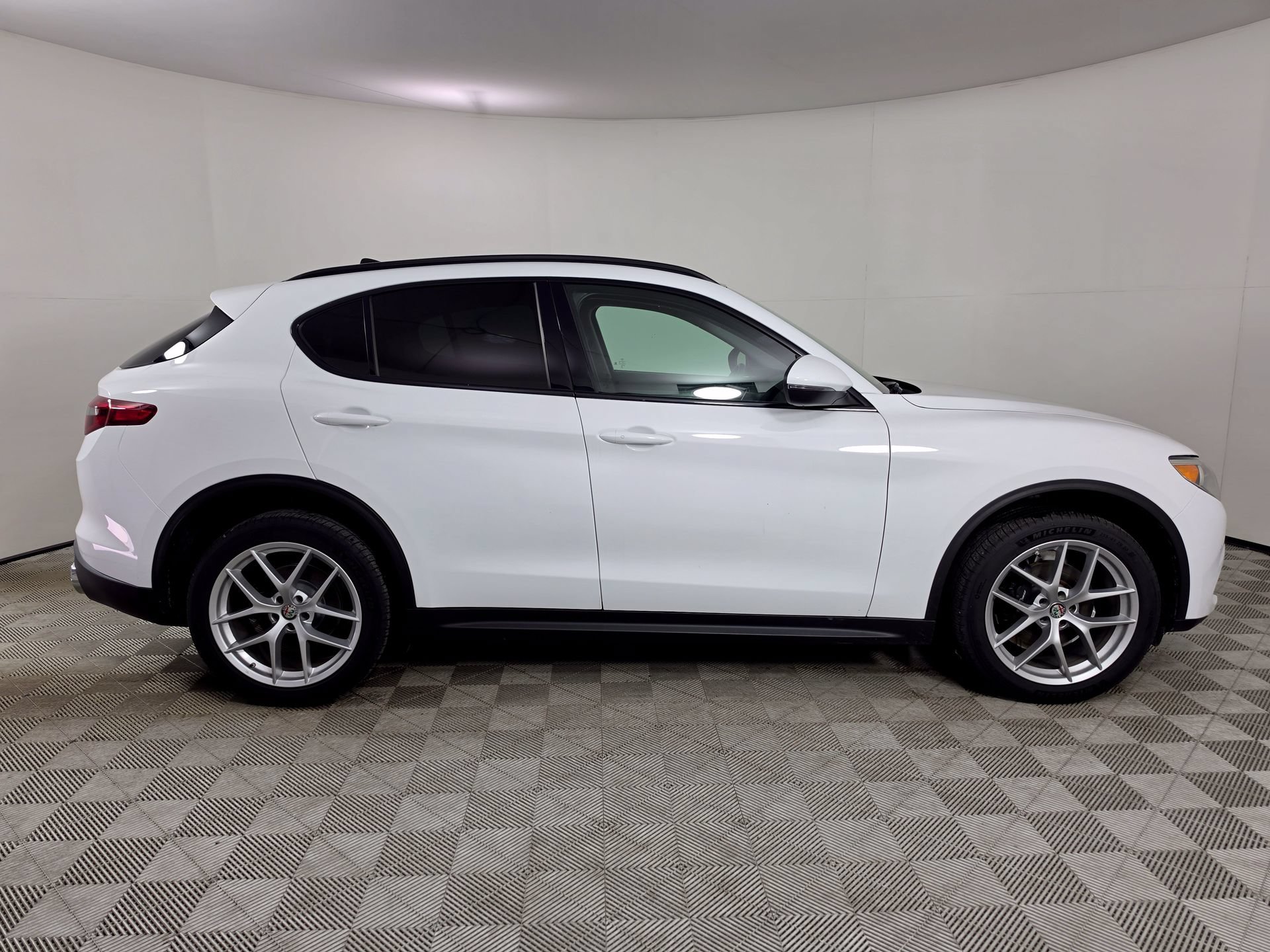 Used 2019 Alfa Romeo Stelvio Sport w/ Quick Order Package 22J Sport AWD/4WD image 8