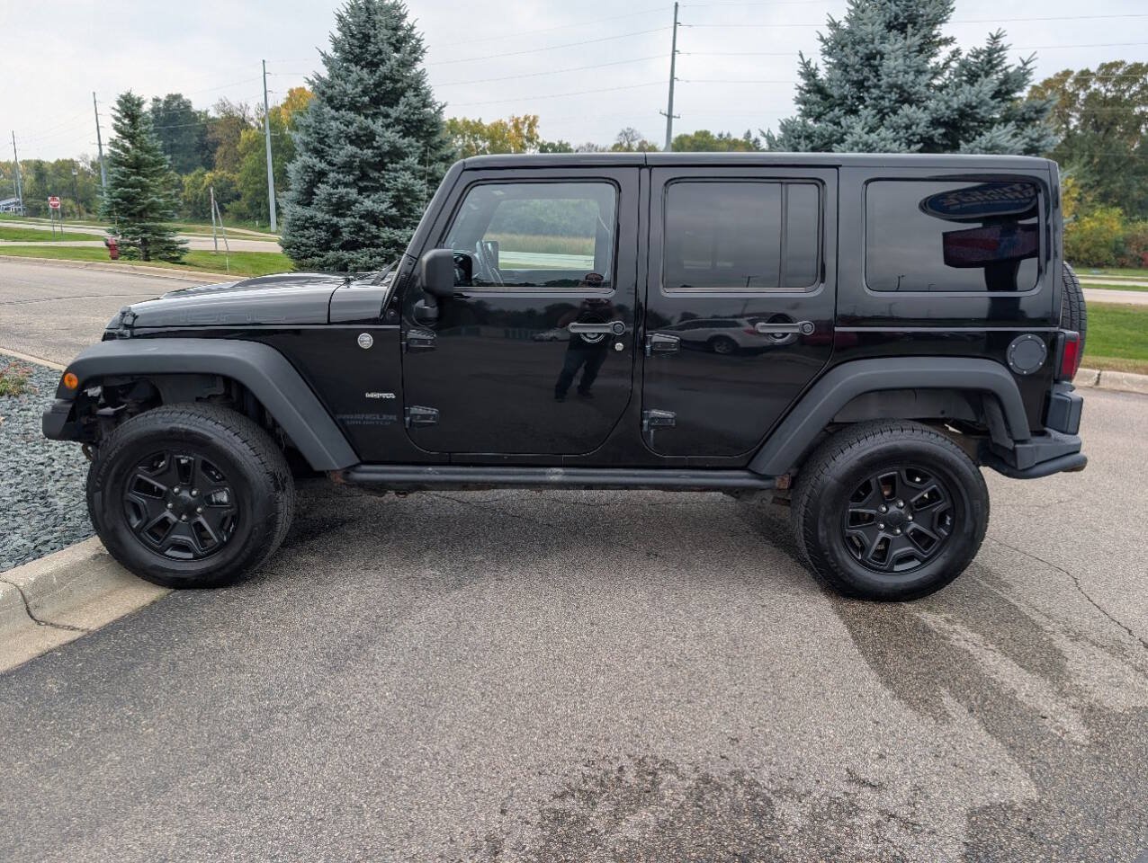 Used 2013 Jeep Wrangler Unlimited Sahara AWD/4WD image 5
