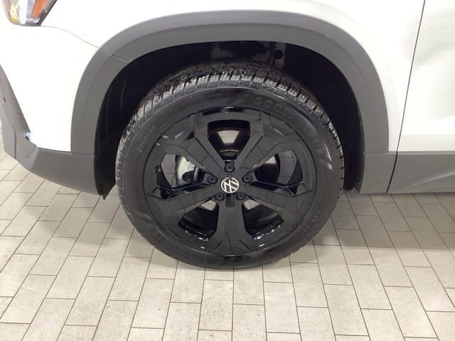 Used 2025 Volkswagen Taos SE image 23