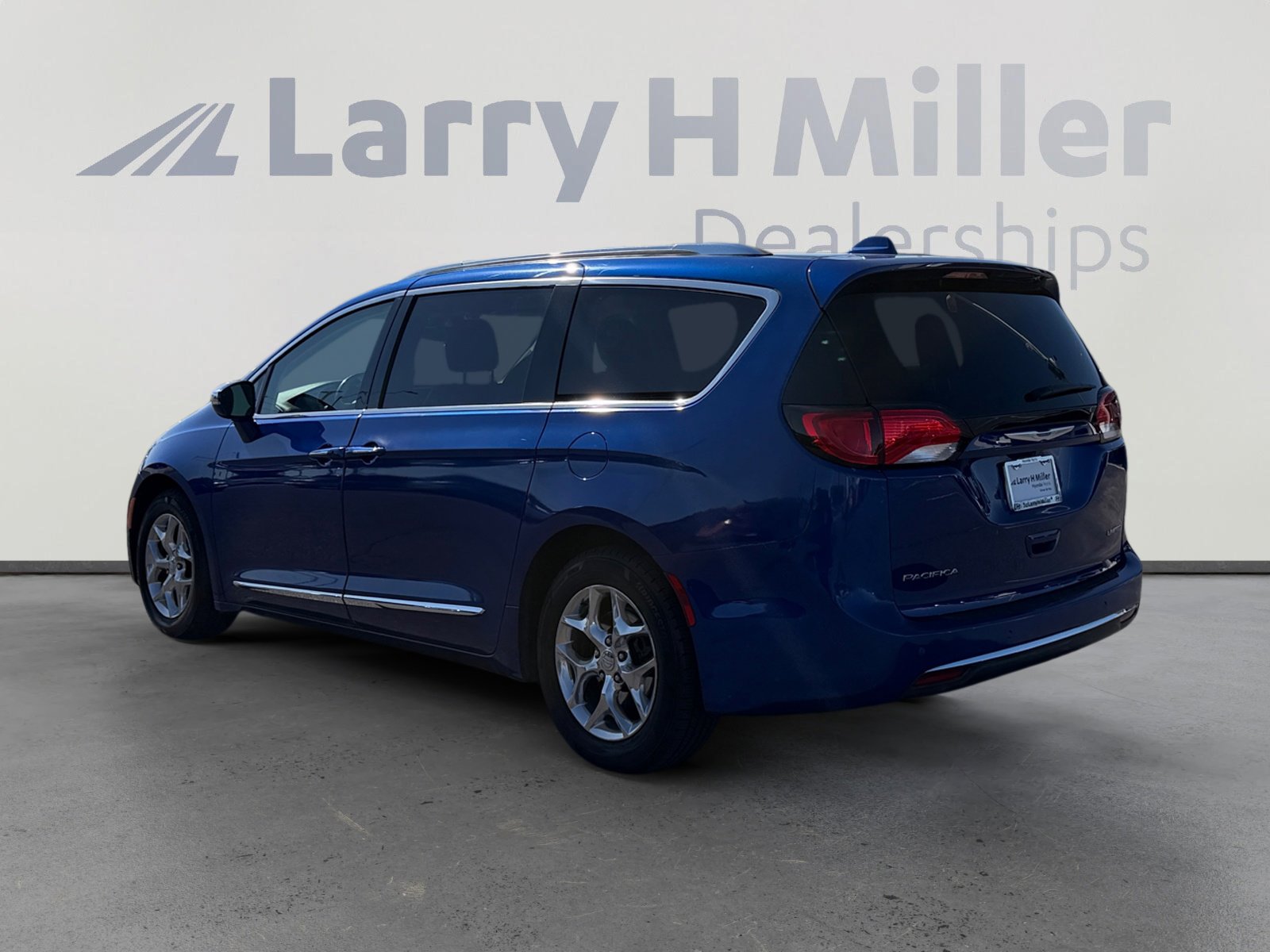 Used 2018 Chrysler Pacifica Limited FWD image 3