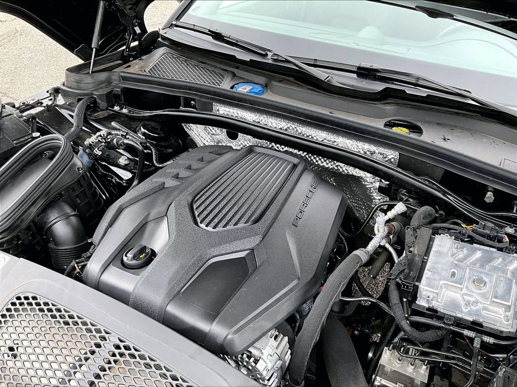 Certified 2025 Porsche Macan AWD/4WD image 24