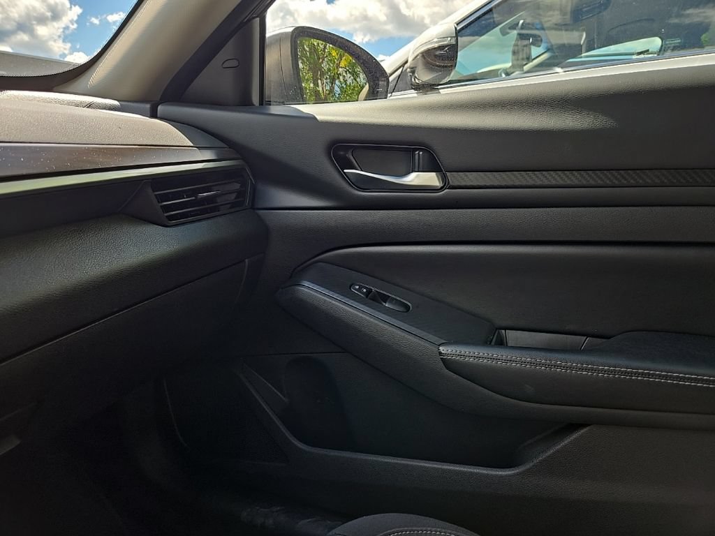 Used 2024 Nissan Altima 2.5 SV FWD image 25