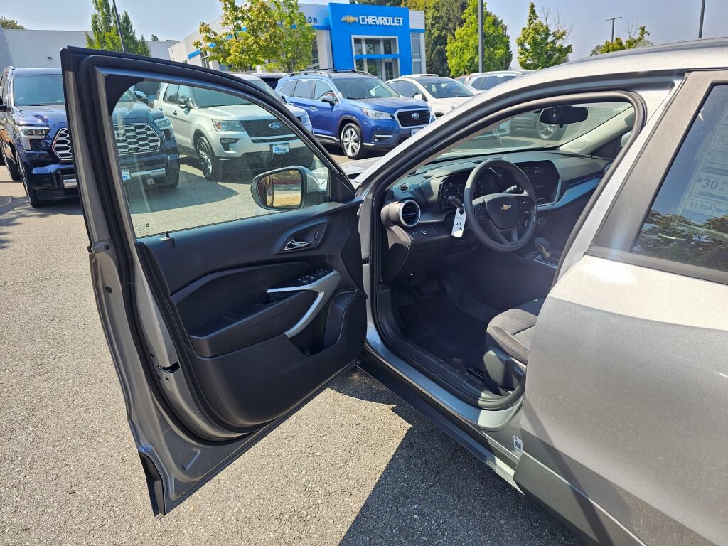 New 2026 Chevrolet Trax LS w/ LS Convenience Package FWD image 19