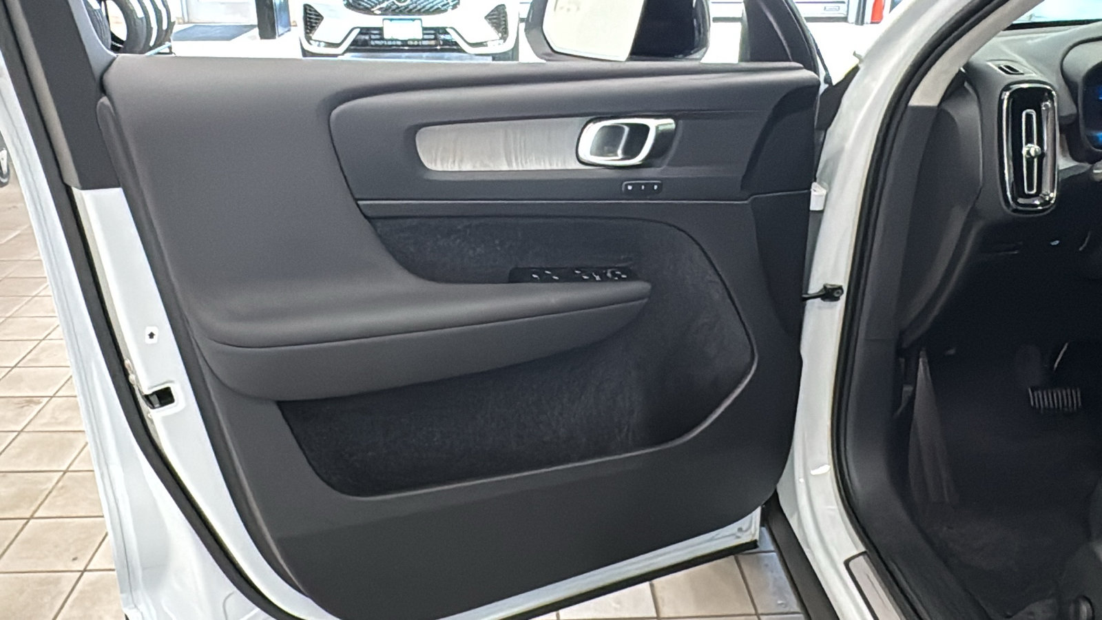 New 2026 Volvo XC40 B5 Plus w/ Protection Package Premier AWD/4WD image 21