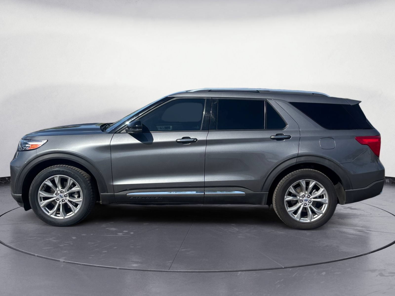 Used 2023 Ford Explorer Limited w/ Equipment Group 301A RWD image 3