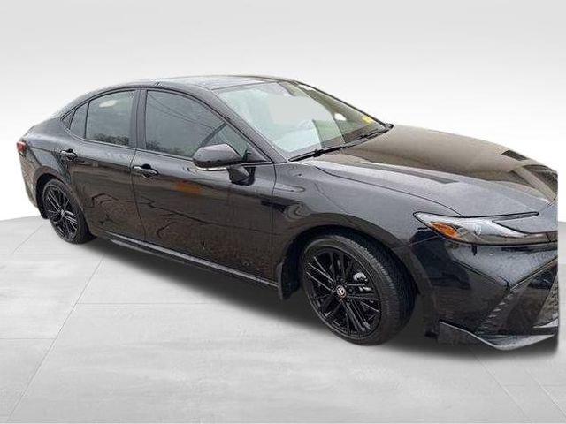 Used 2025 Toyota Camry SE image 3