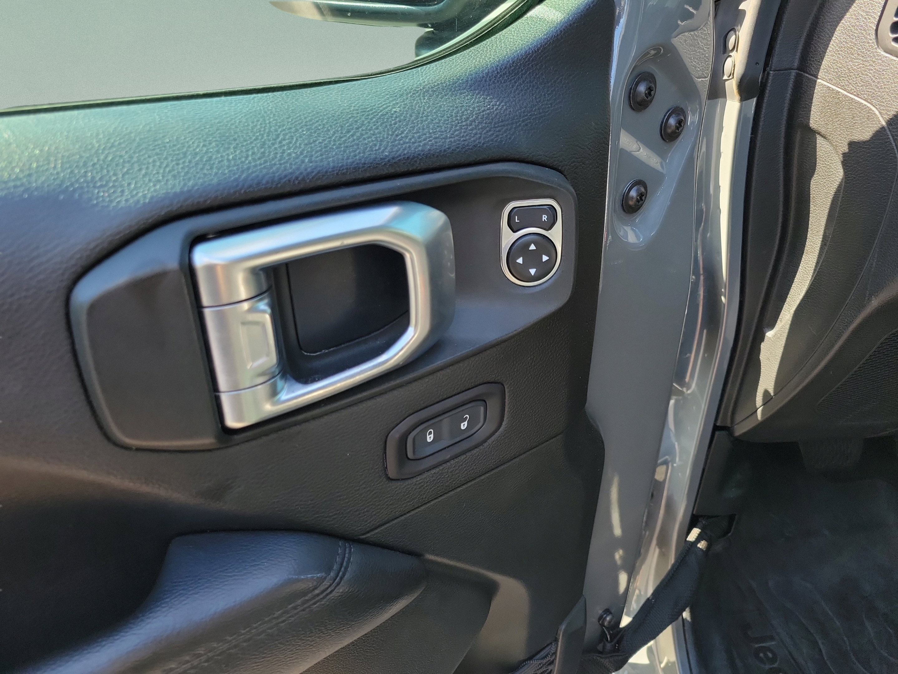 Used 2020 Jeep Wrangler Unlimited Sahara AWD/4WD image 7