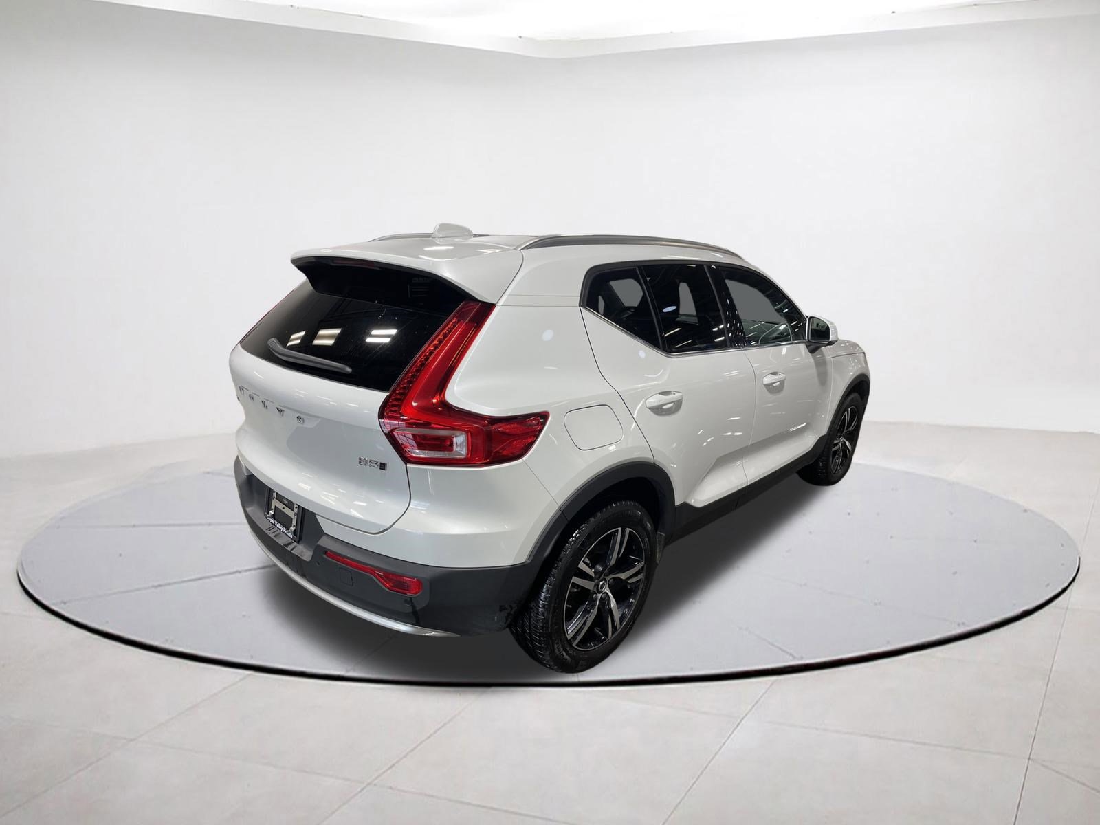 Used 2025 Volvo XC40 B5 Core image 6