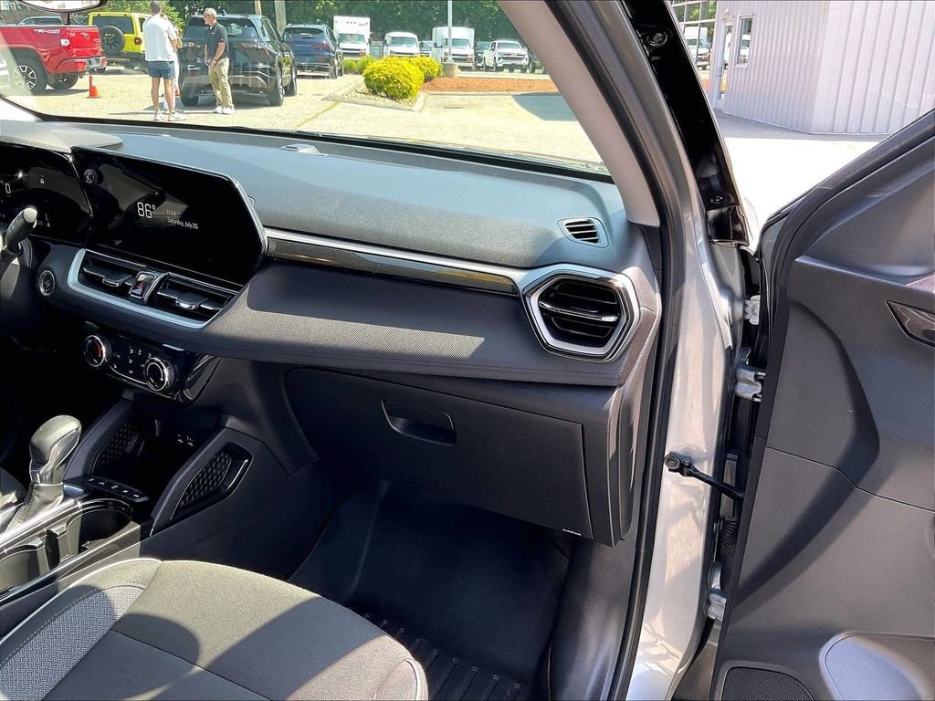 Used 2024 Chevrolet TrailBlazer LT w/ LT Cold Weather Package AWD/4WD image 13