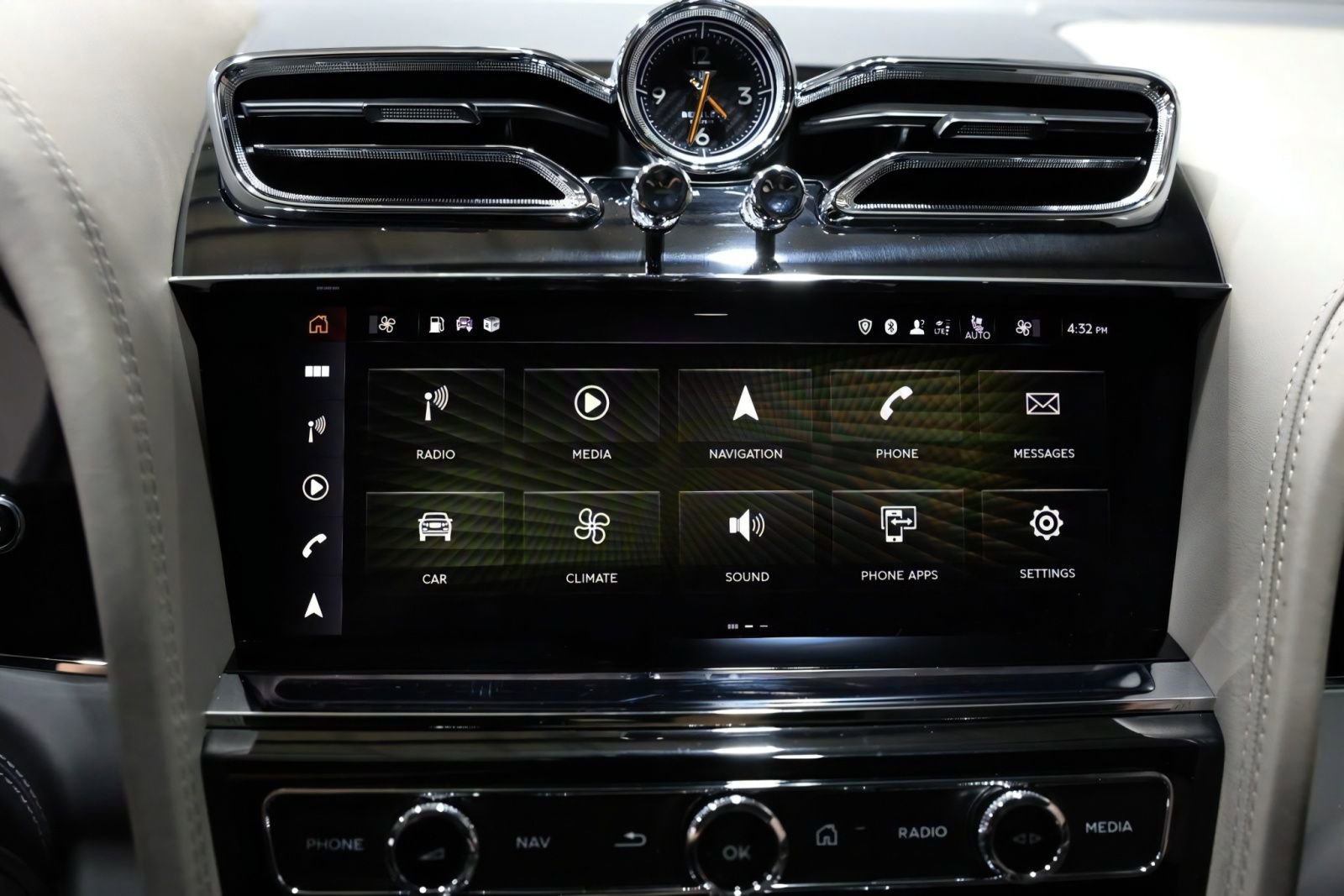 Used 2022 Bentley Bentayga AWD/4WD image 46