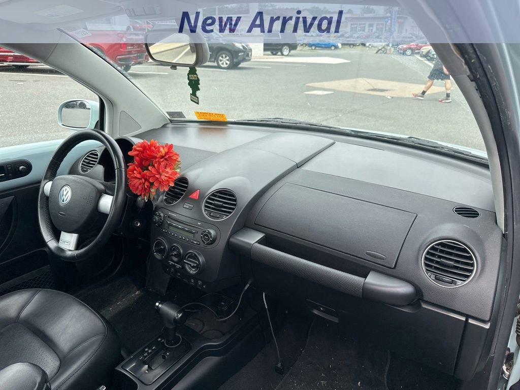 Used 2010 Volkswagen Beetle Final Edition FWD image 6