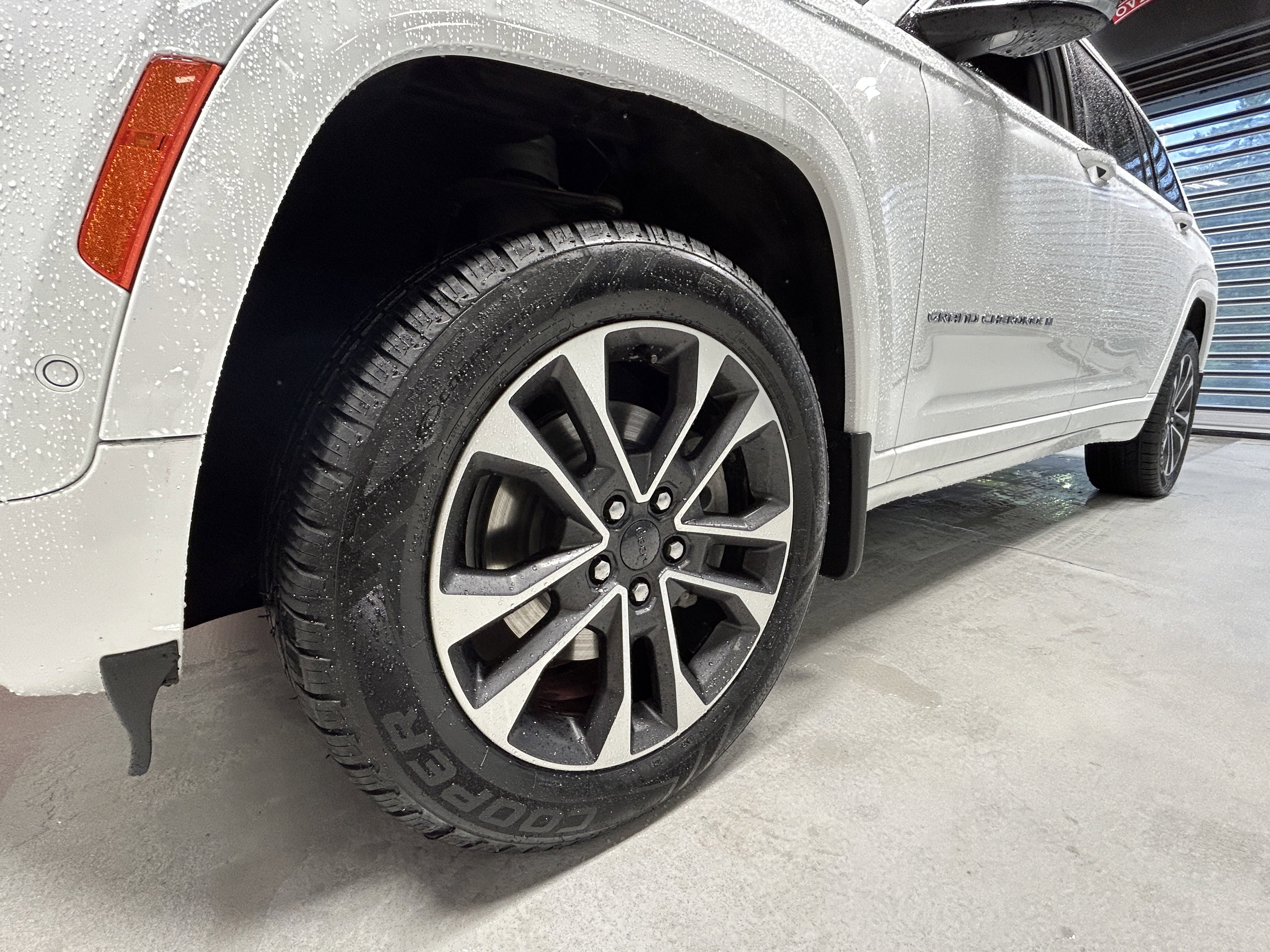 Certified 2022 Jeep Grand Cherokee L Overland w/ MOPAR Finishing Package AWD/4WD image 16