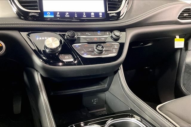 New 2027 Chrysler Pacifica Limited FWD image 7