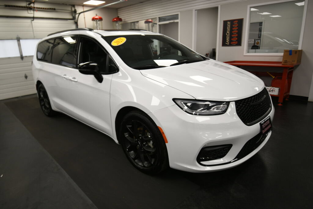 Used 2025 Chrysler Pacifica Limited FWD image 2