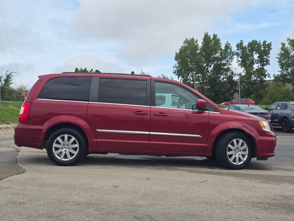 Used 2016 Chrysler Town & Country Touring FWD image 29