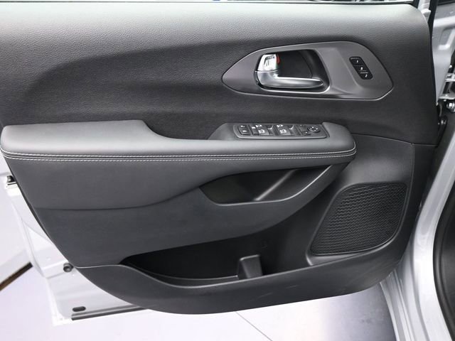 New 2026 Chrysler Pacifica Select image 40