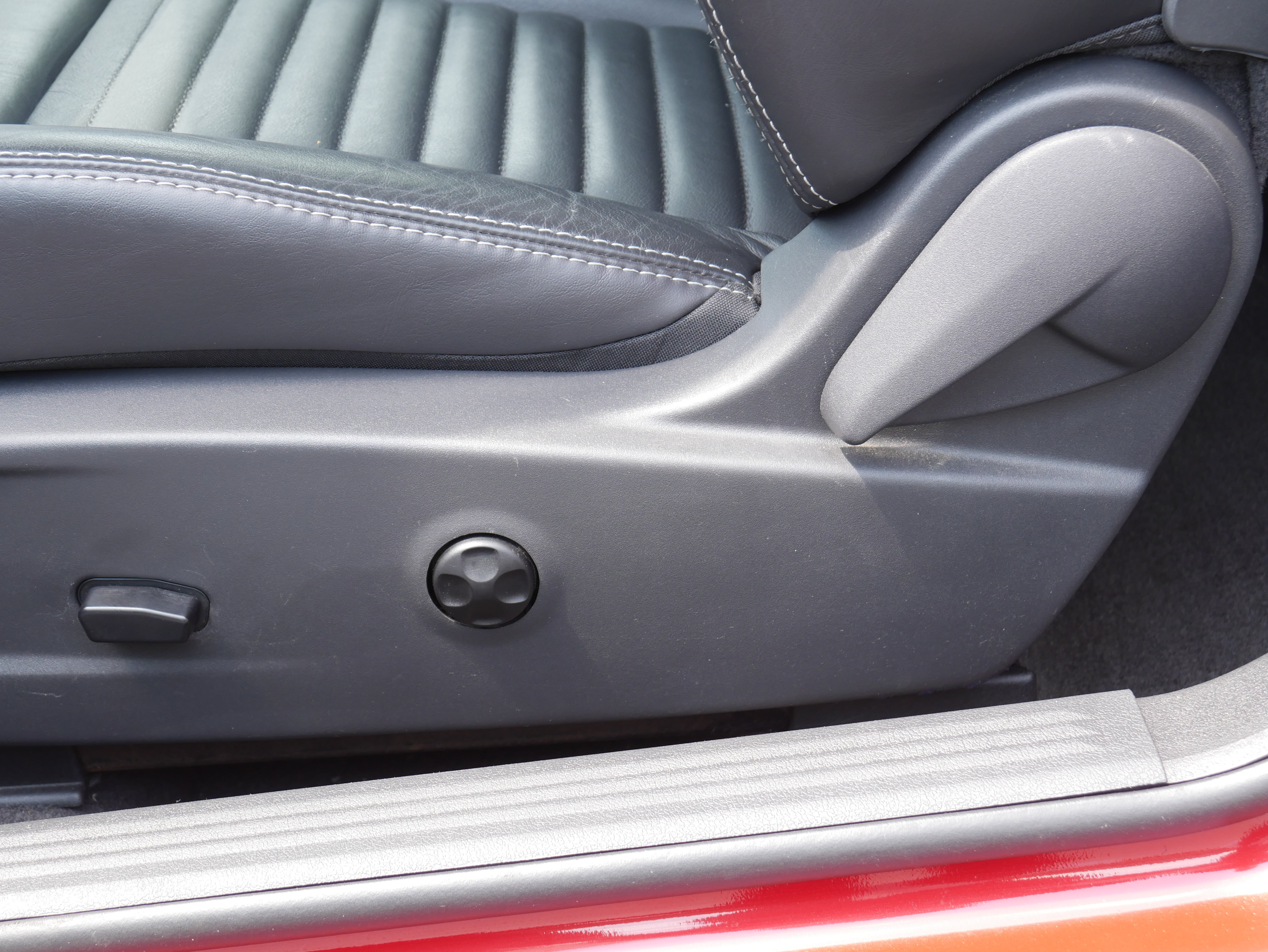 Used 2011 Dodge Challenger RWD image 13