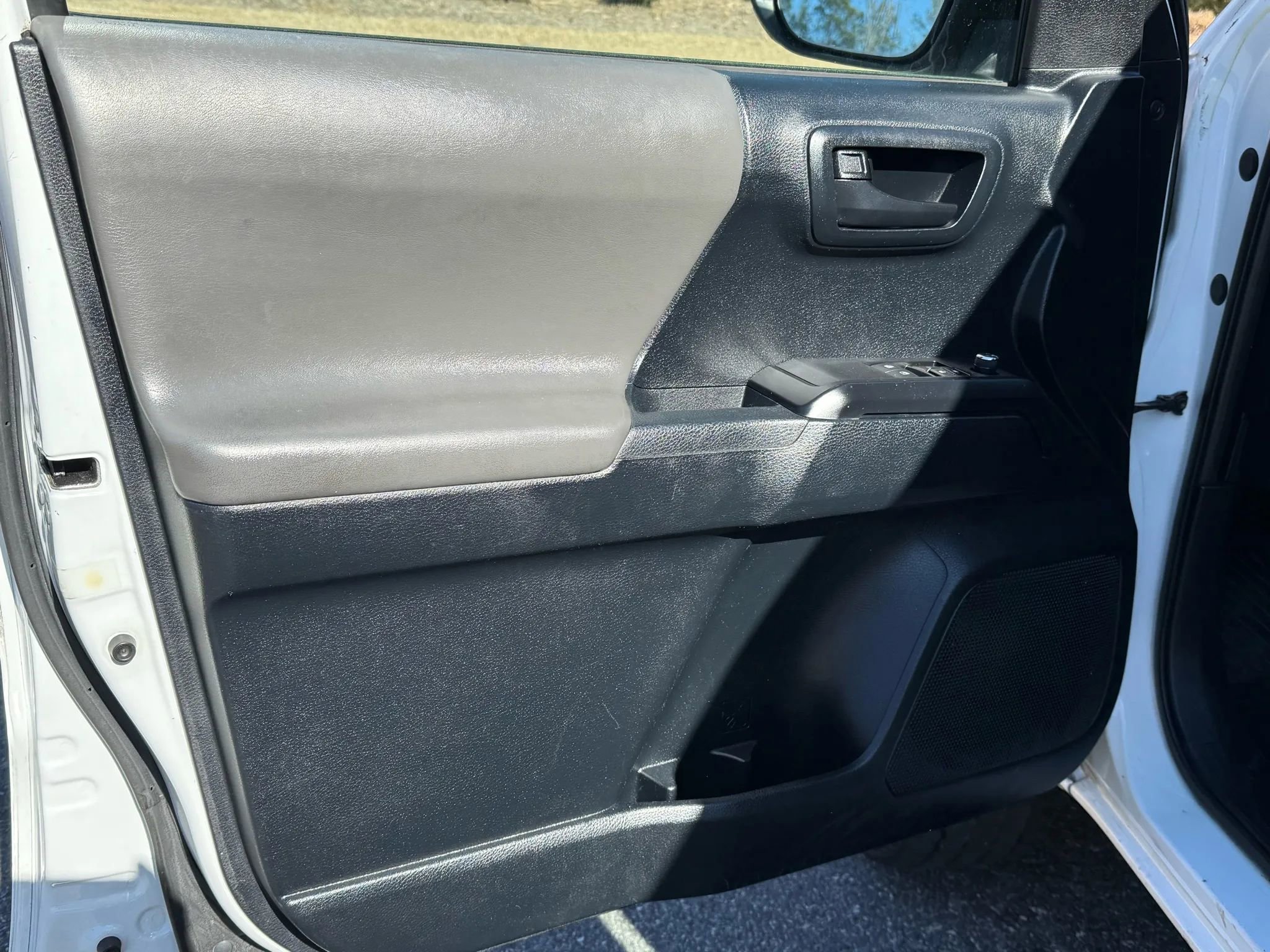 Used 2016 Toyota Tacoma SR image 17