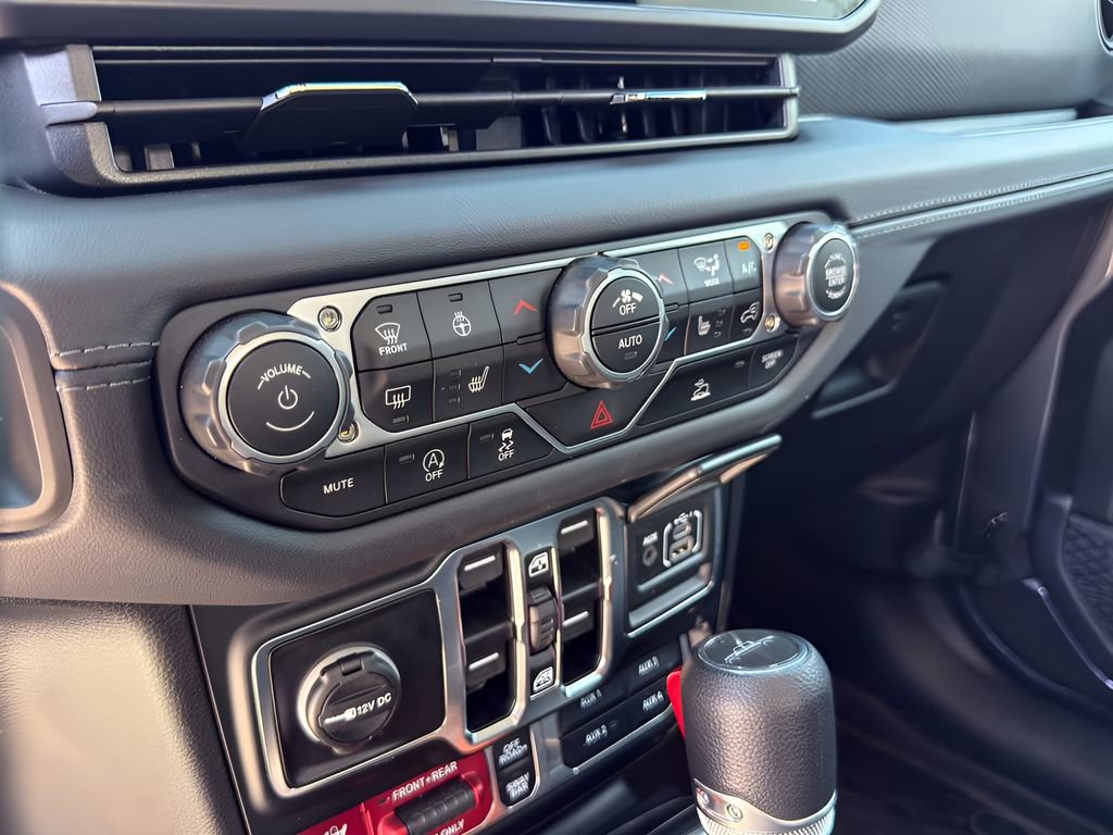 Used 2025 Jeep Gladiator Rubicon w/ Convenience Group AWD/4WD image 17