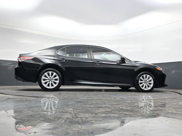 Used 2020 Toyota Camry LE image 32