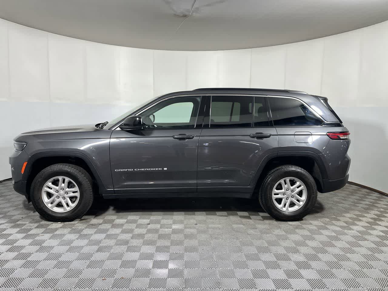 Used 2024 Jeep Grand Cherokee Laredo AWD/4WD image 5
