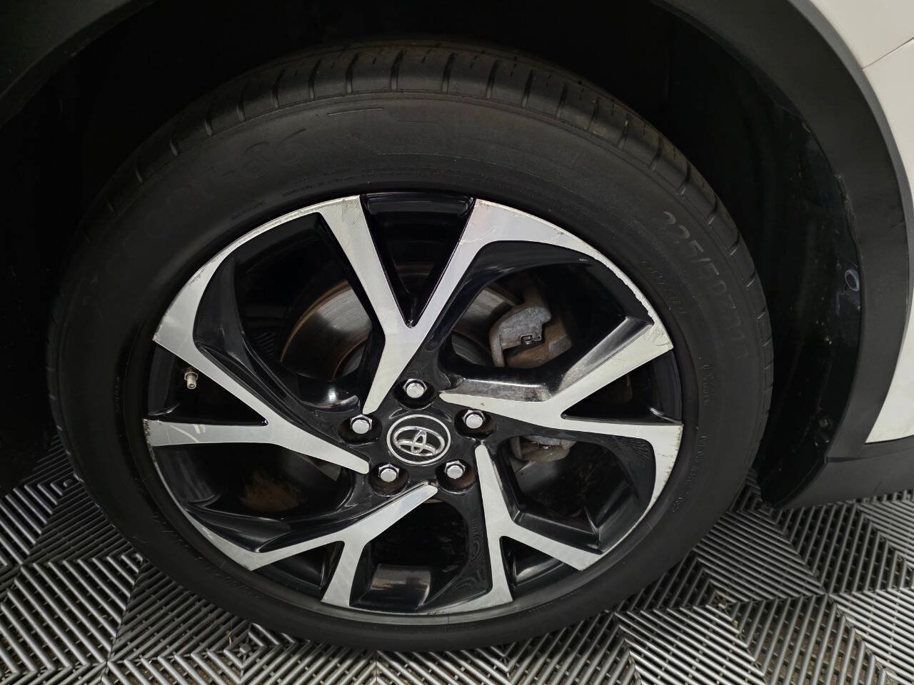 Used 2018 Toyota C-HR XLE FWD image 35
