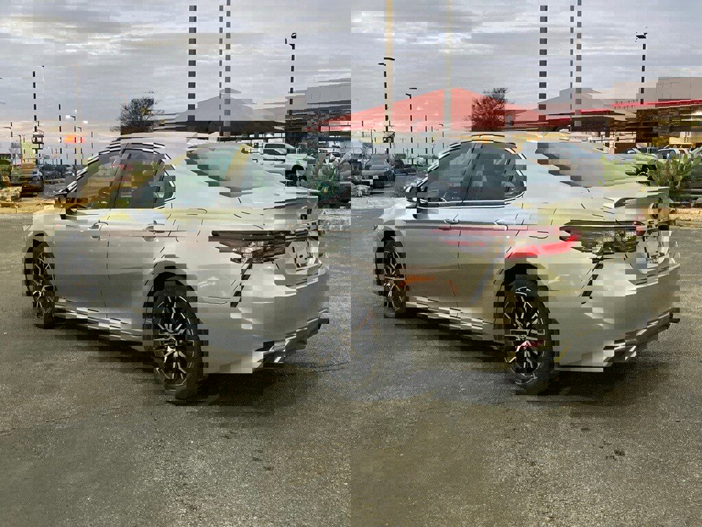Used 2023 Toyota Camry SE image 7