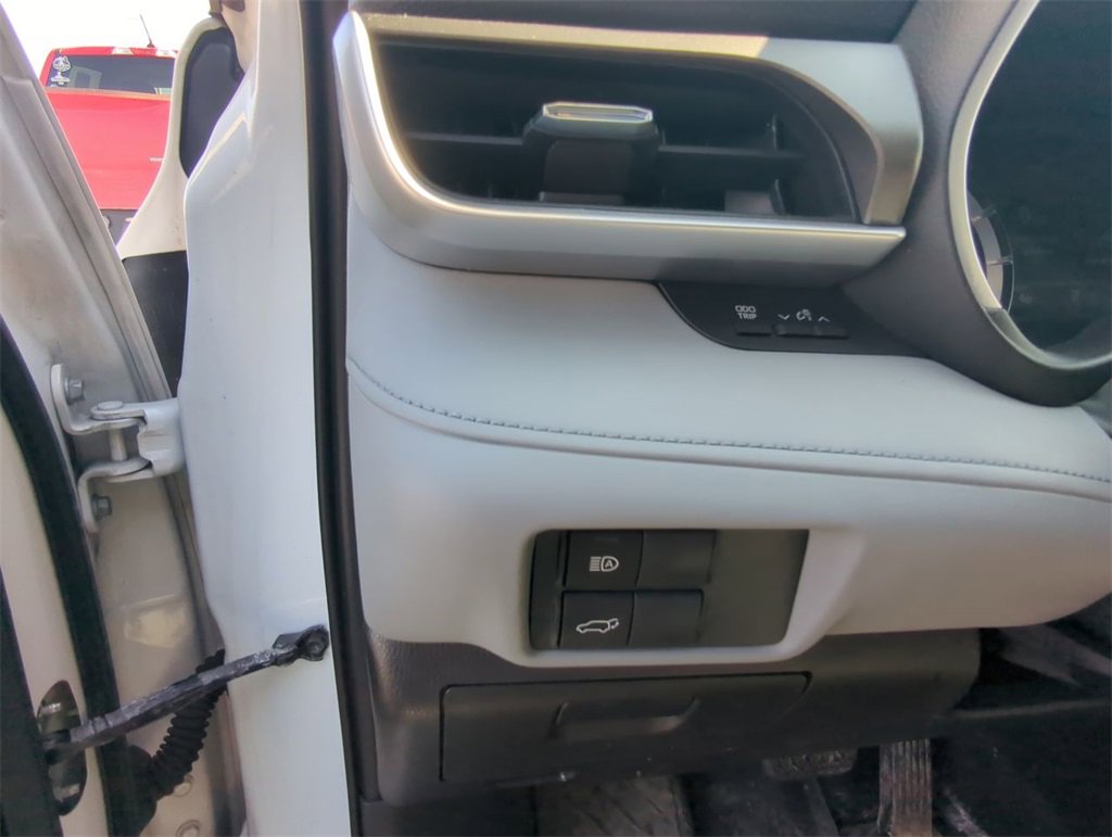 Used 2021 Toyota Highlander XLE image 20