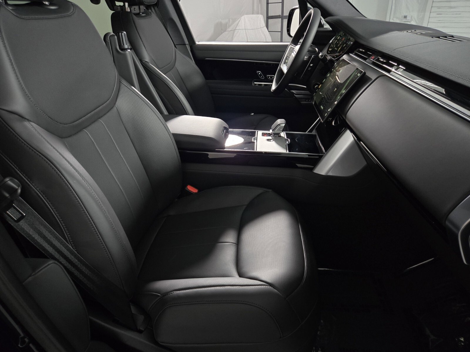 New 2025 Land Rover Range Rover SE image 3