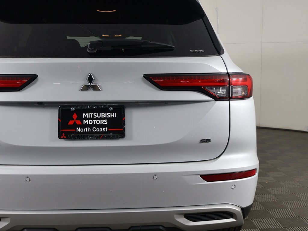 Used 2024 Mitsubishi Outlander SE Black Edition image 17