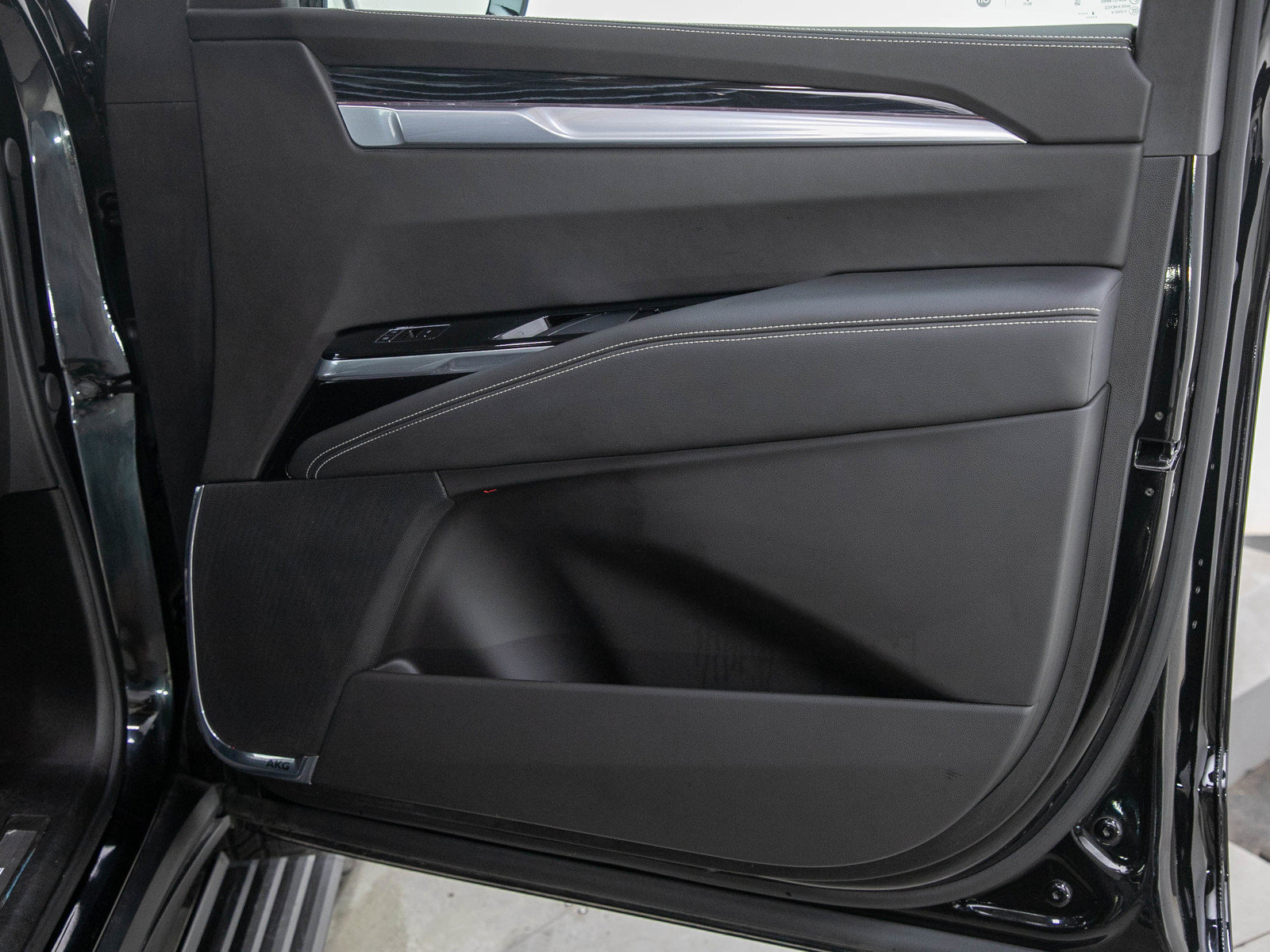 Used 2025 Cadillac Escalade Sport w/ Touring Package AWD/4WD image 9