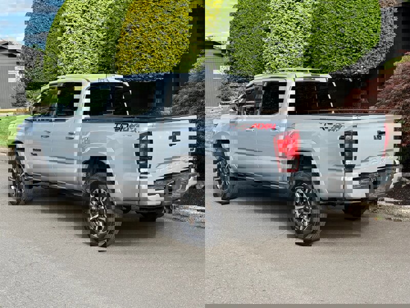 Used 2019 Toyota Tacoma TRD Sport image 3