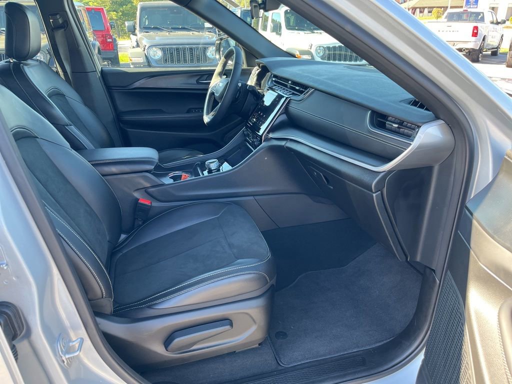 New 2025 Jeep Grand Cherokee Altitude image 11
