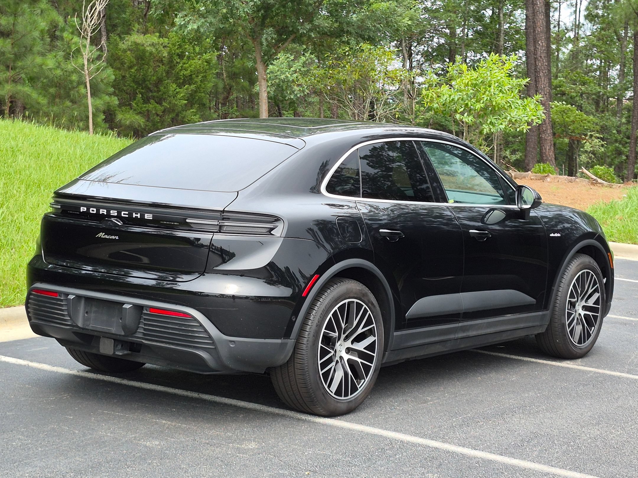 Certified 2025 Porsche Macan Electric RWD image 31
