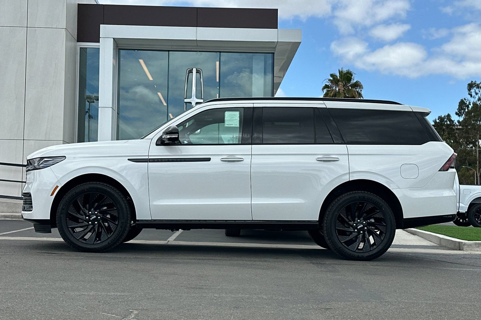 New 2026 Lincoln Navigator Reserve w/ Jet Appearance Package AWD/4WD image 6