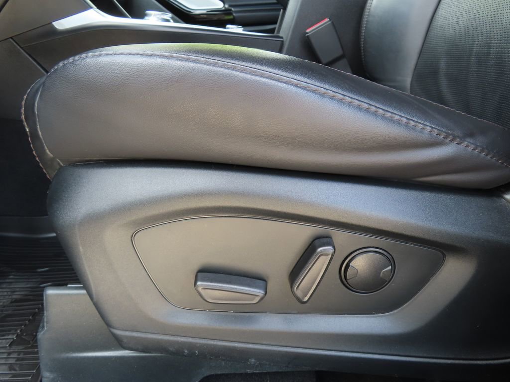 Used 2023 Ford Explorer Platinum w/ Technology Package AWD/4WD image 9
