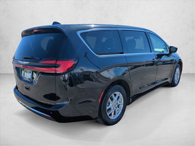 Used 2023 Chrysler Pacifica Touring-L FWD image 5