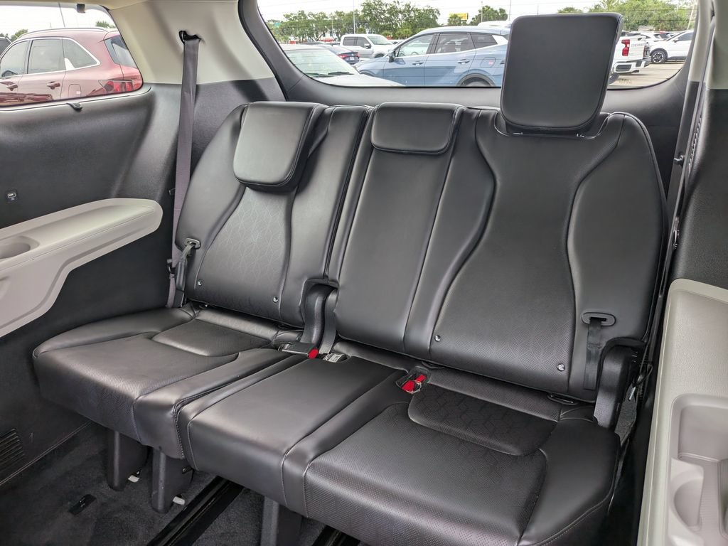 Used 2024 Kia Carnival EX FWD image 19