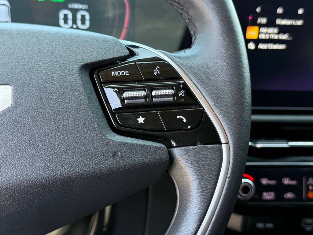 Used 2025 Kia Niro EX FWD image 25
