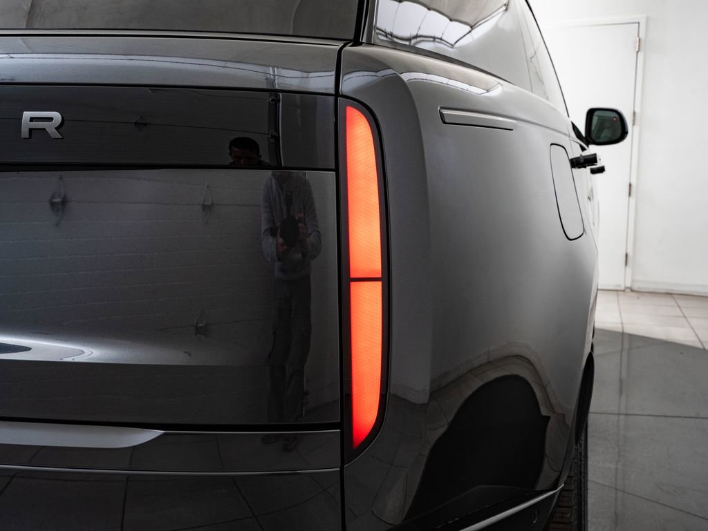 New 2026 Land Rover Range Rover Long Wheelbase SE AWD/4WD image 9