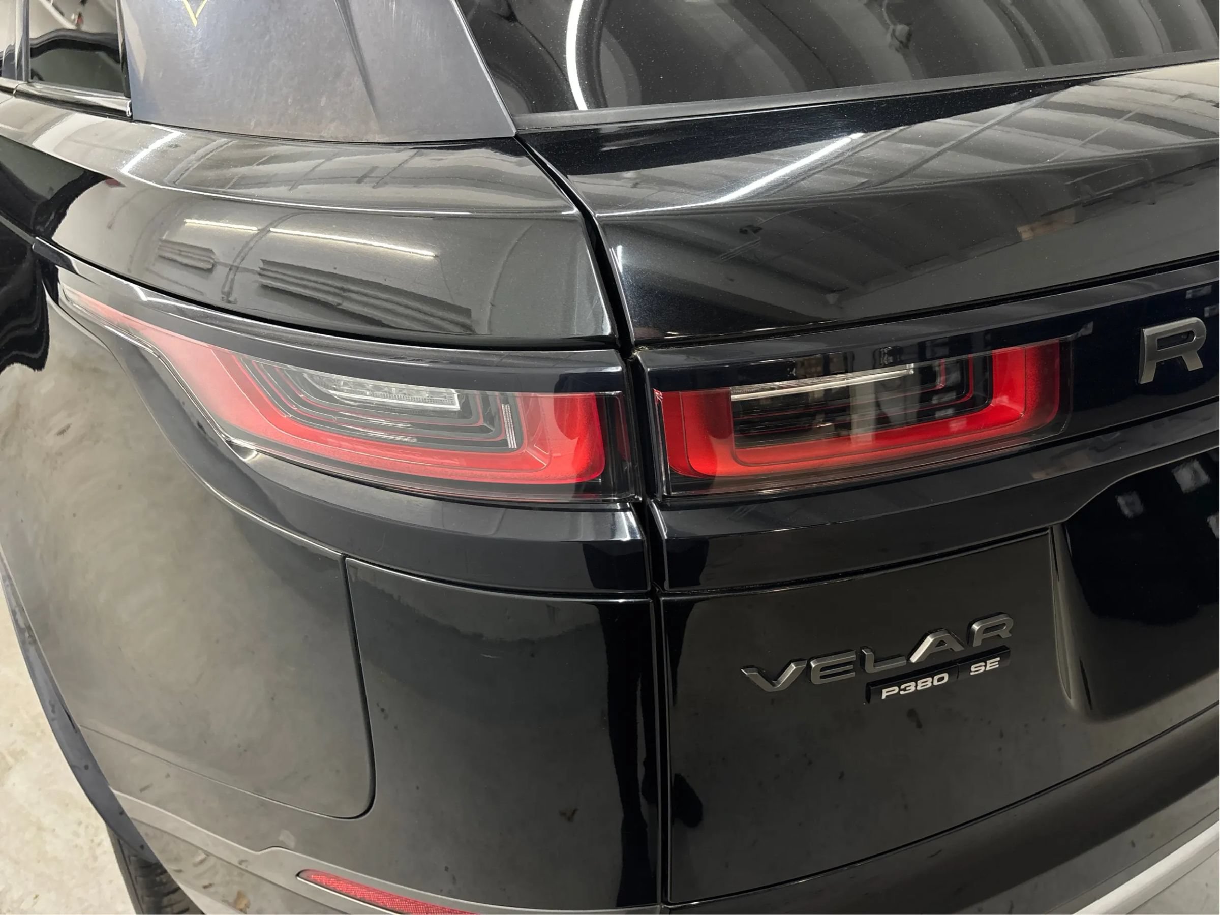 Used 2018 Land Rover Range Rover Velar R-Dynamic SE AWD/4WD image 33