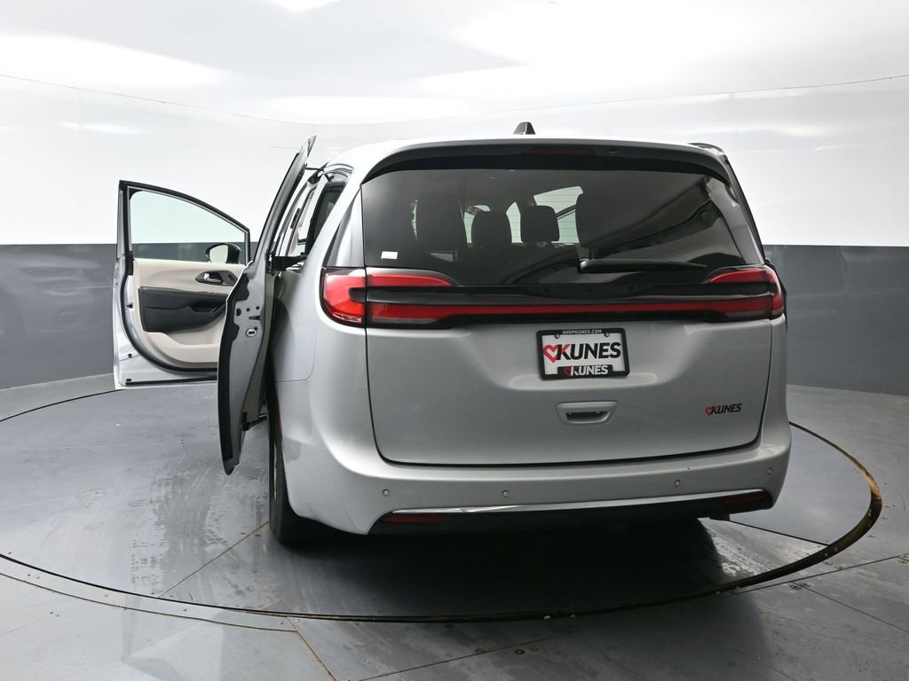 Used 2024 Chrysler Pacifica Touring-L FWD image 56