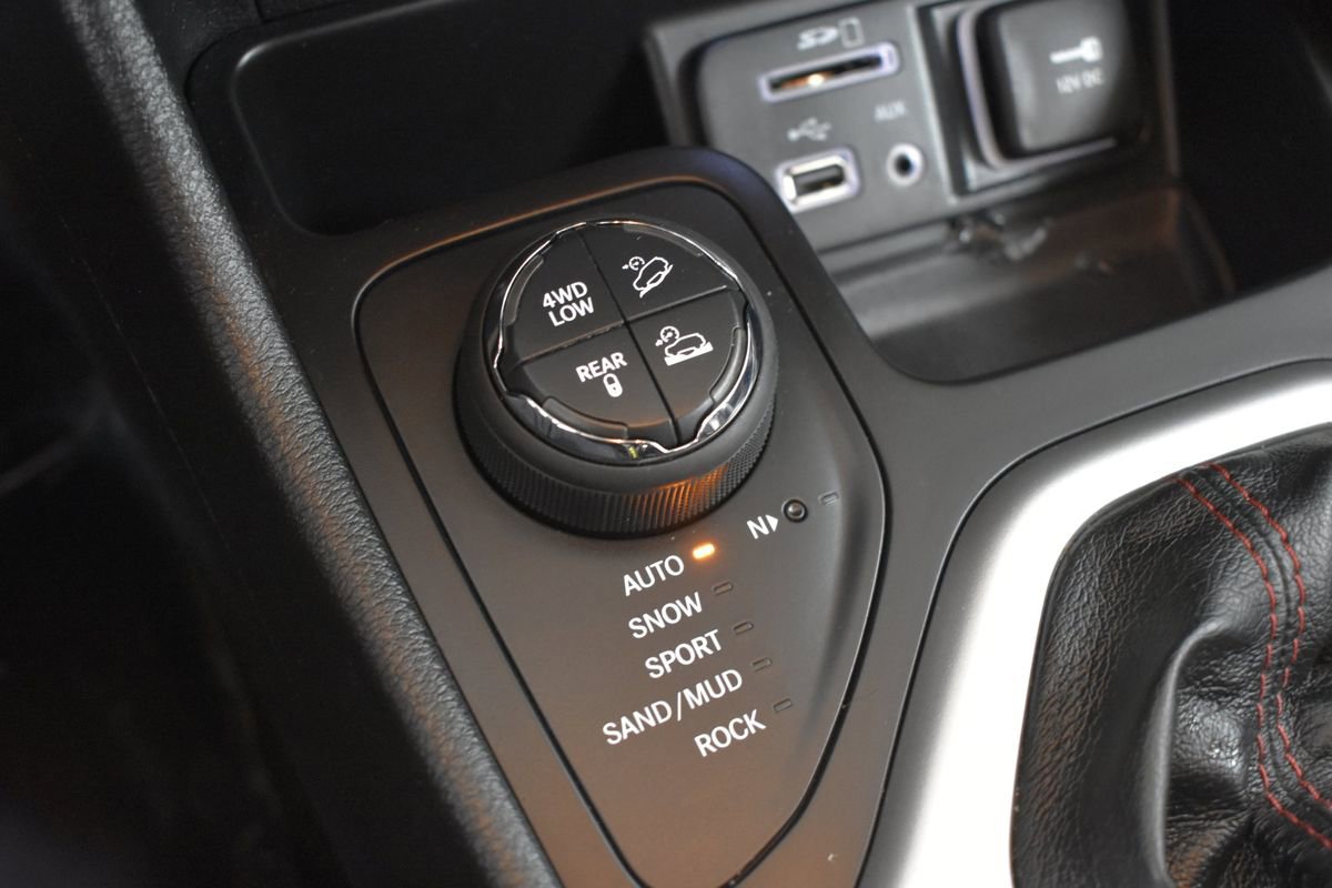 Used 2015 Jeep Cherokee Trailhawk w/ Cold Weather Group image 21